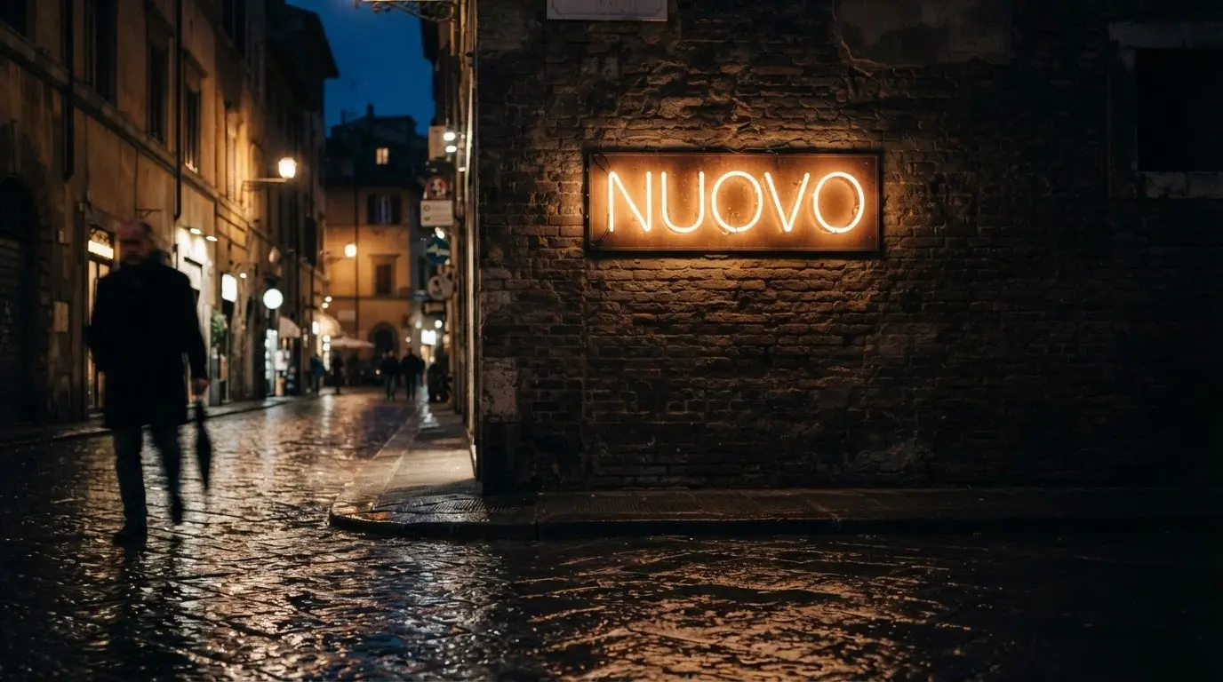 Insegna luminosa con la scritta «Nuovo Casinò» su sfondo notturno urbano